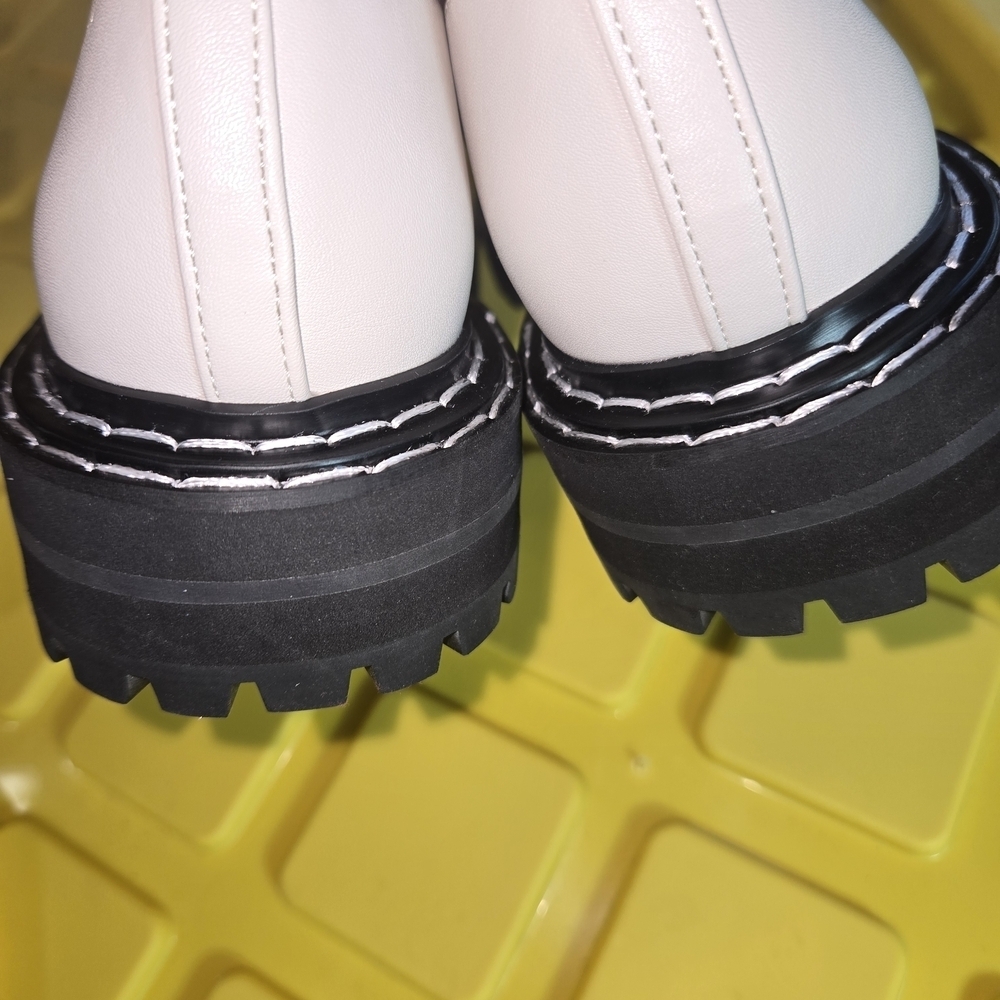 Elegant Cream Women's Loafers with Silver Accents - Picture 5 of 9